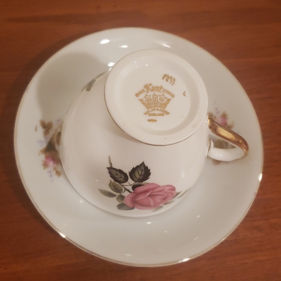 Teacup & saucers - Picture 4 of 8